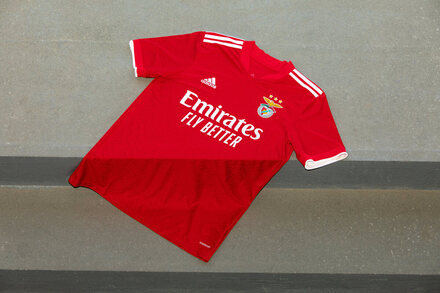 Benfica apresenta as novas camisolas para 2021/22 :: zerozero.pt