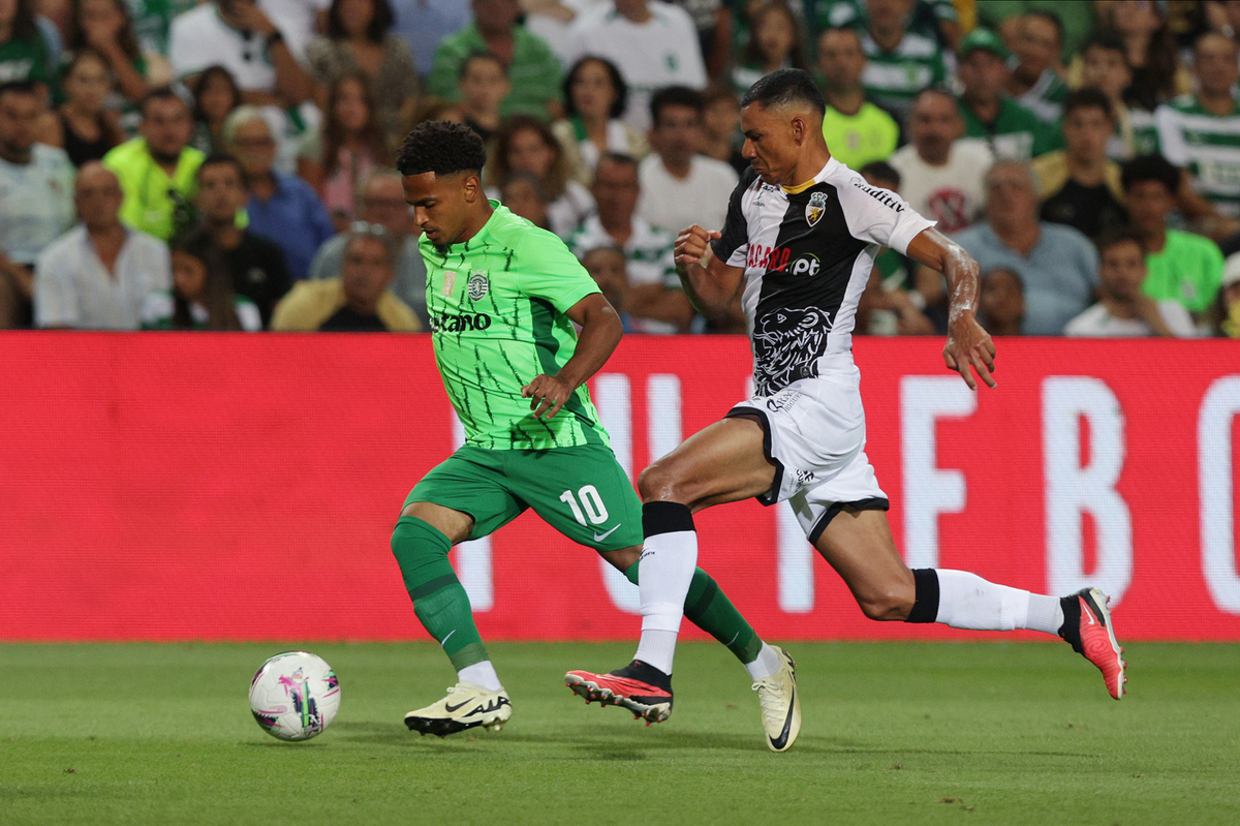 Marcus Edwards já está em Inglaterra para assinar pelo Burnley