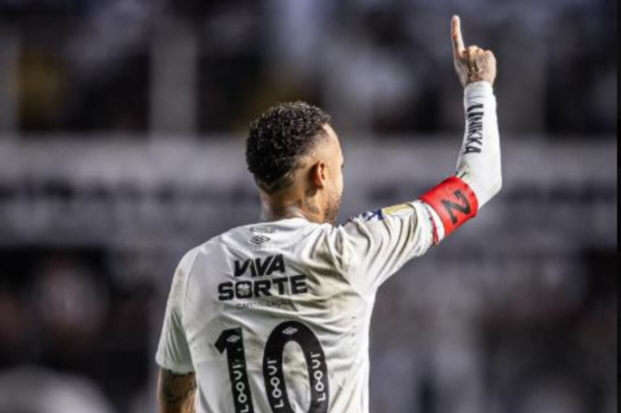 Neymar volta a marcar e ajuda Santos a seguir para as meias-finais