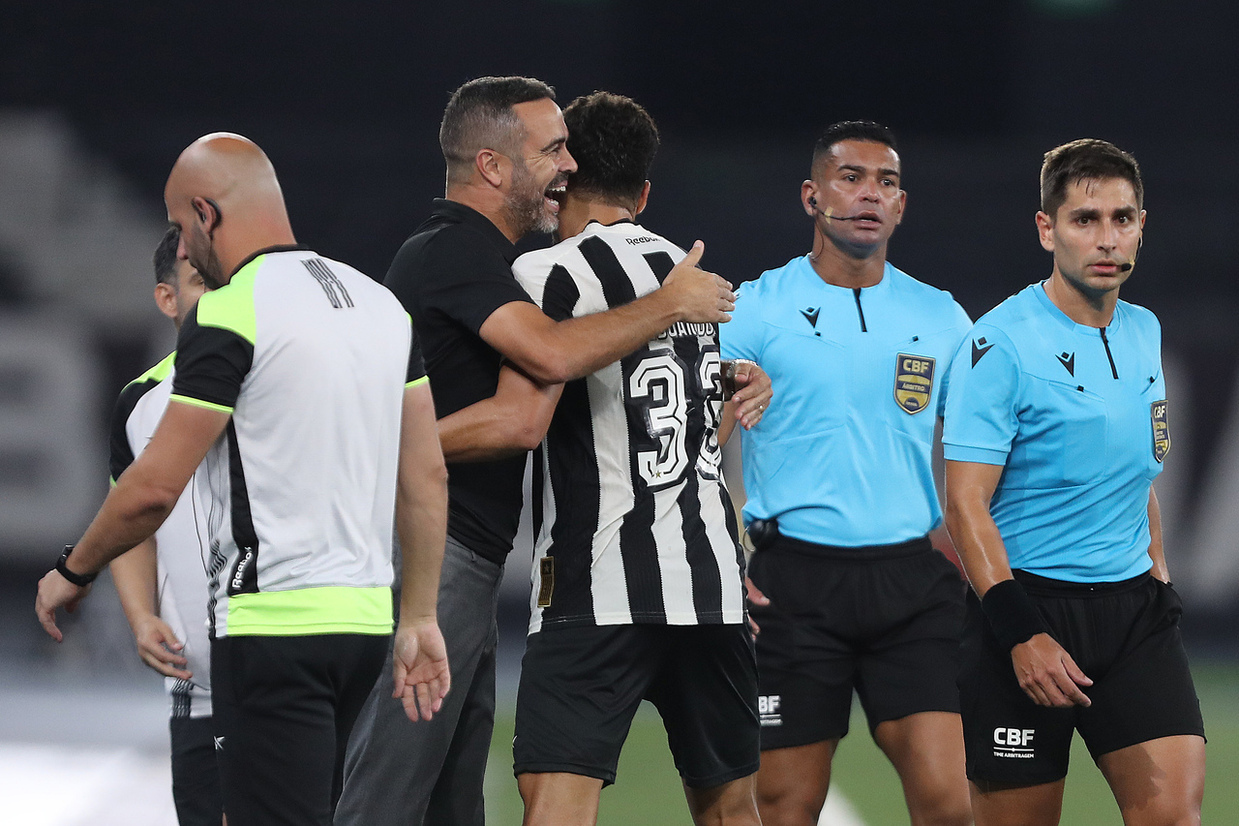 Brasileirão: Artur Jorge bate Caixinha; António Oliveira e Petit empatam em jornada de surpresas