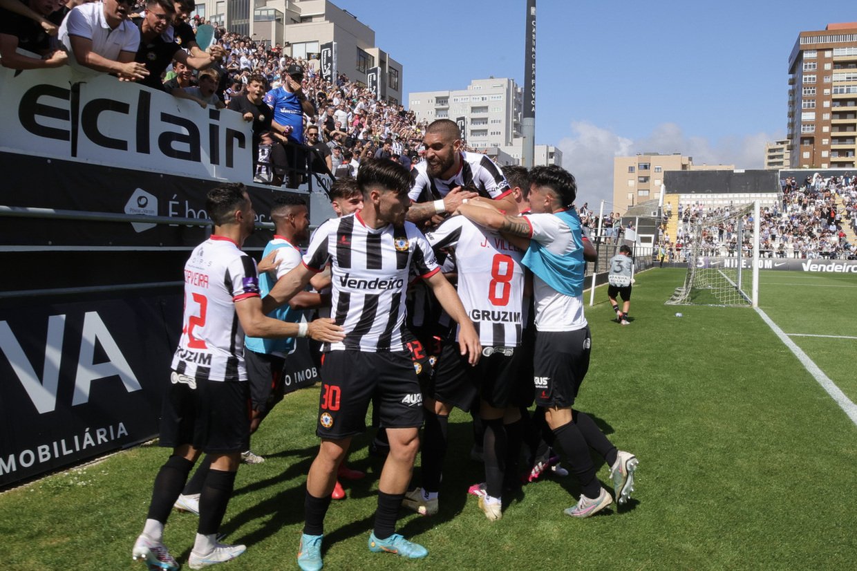 Estádio do Varzim interditado após queda de bancada