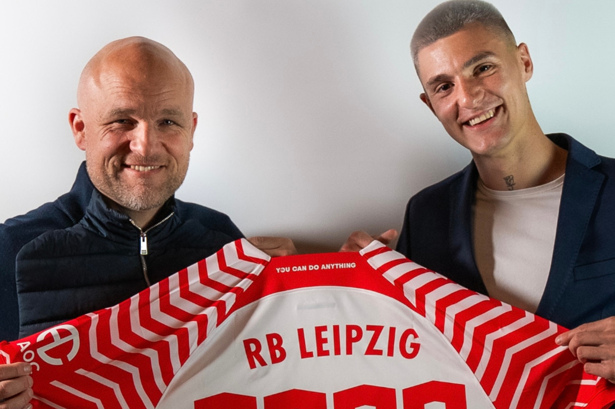 Benjamin Sesko resiste aos interessados e renova com o RB Leipzig