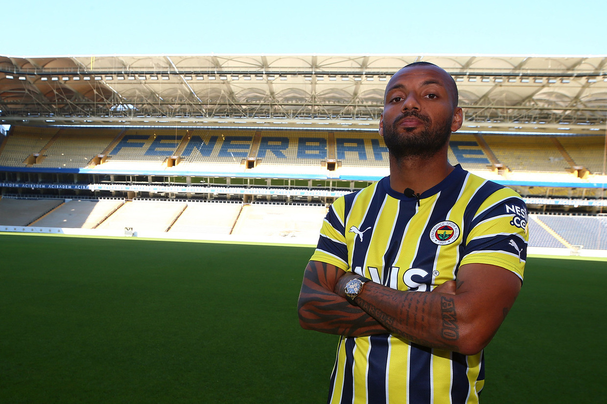 Passou por Portugal e agora rescindiu com o Fenerbahçe de José Mourinho