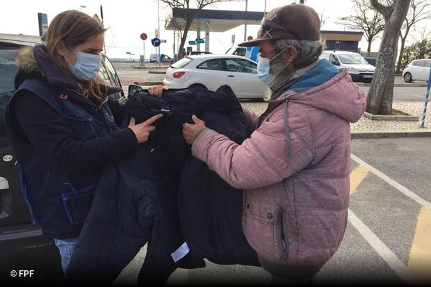 FPF distribui casacos térmicos pelos sem-abrigos de Oeiras :: zerozero.pt