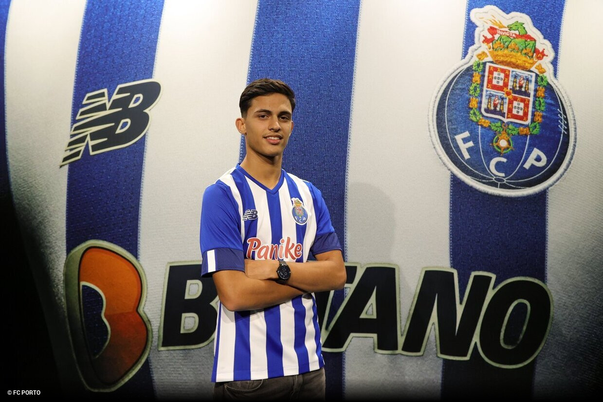 Gonçalo Sousa assina contrato profissional com o FC Porto e recorda...  Brahimi :: zerozero.pt