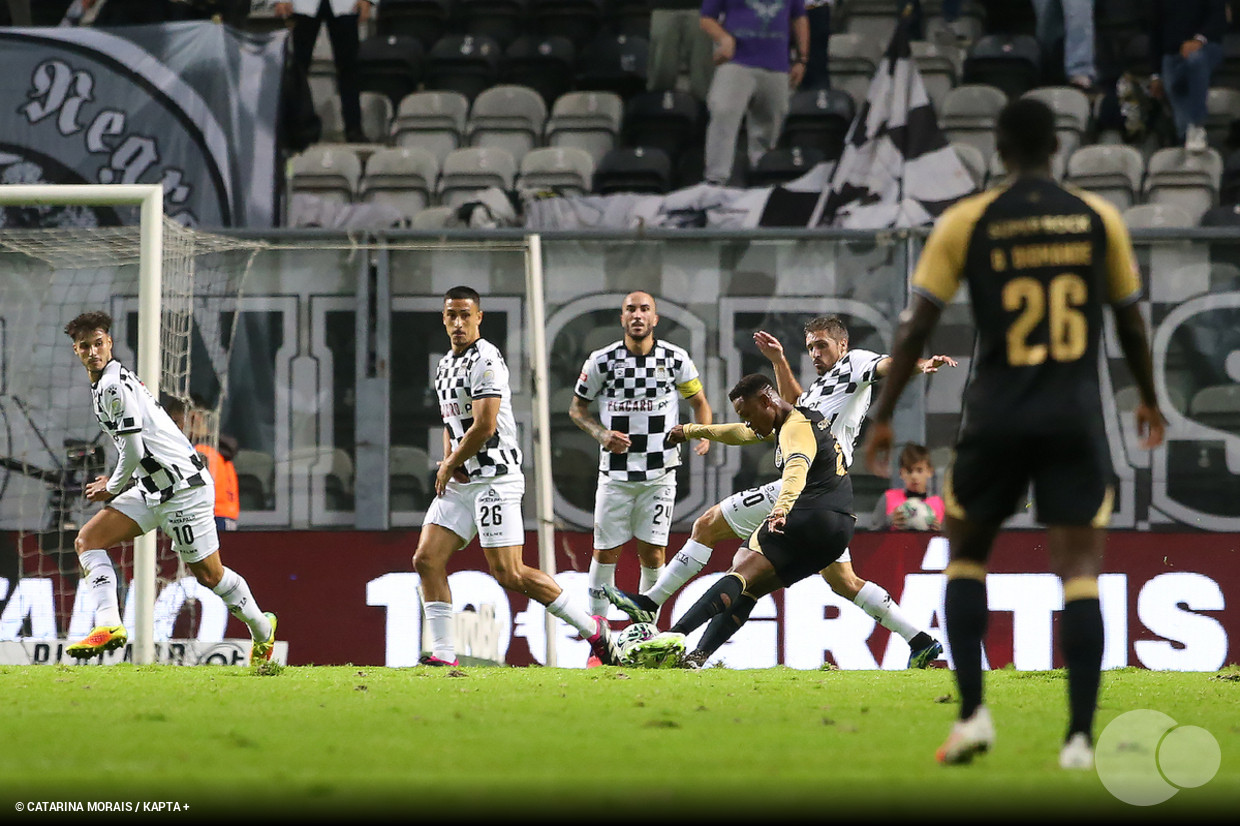 Sporting fica na frente do placar duas vezes, mas cede empate ao Vitória de  Guimarães na volta do Português