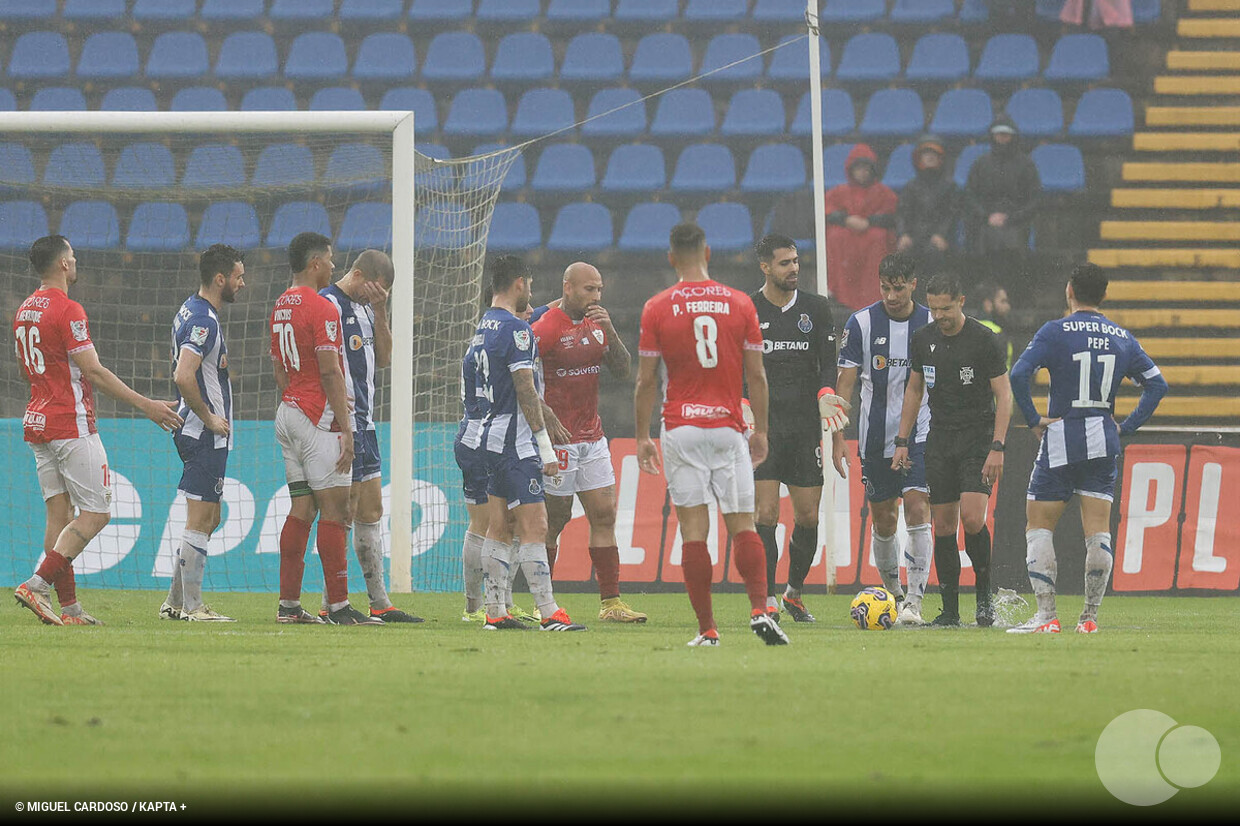 Santa Clara - FC Porto interrompido devido a temporal :: zerozero.pt